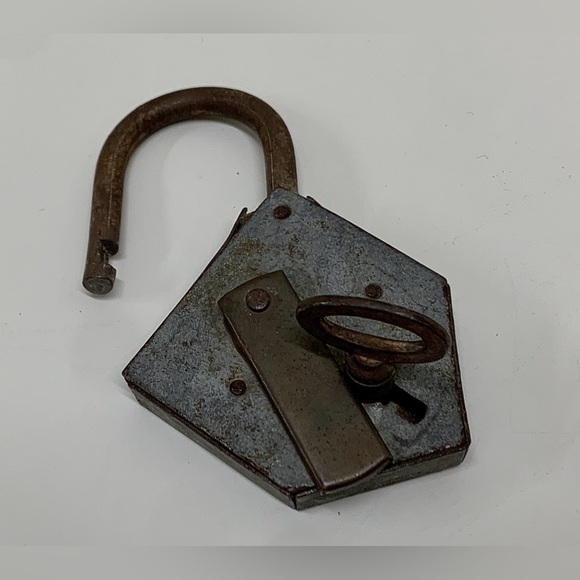 Vintage Angular Metal Heavy Duty Functional Padlock w/ Key - Picture 6 of 16